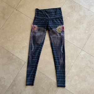Teeki Elephant Love Leggings Size Small